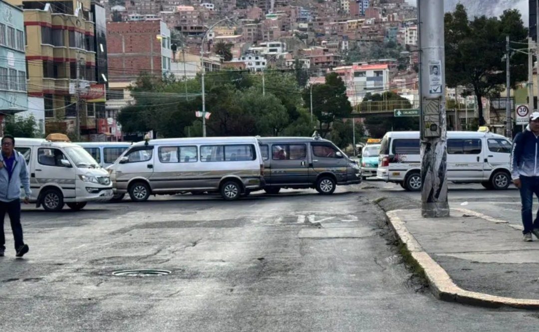 PARO DE TRANSPORTE SE ACATA EN LA PAZ Y SANTA CRUZ