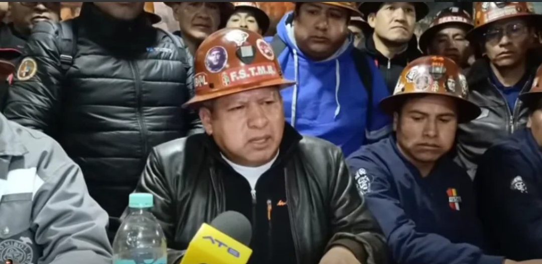 MINEROS ANUNCIAN HUELGA GENERAL INDEFINIDA EXIGIENDO LA RENUNCIA DEL PRESIDENTE PAZ