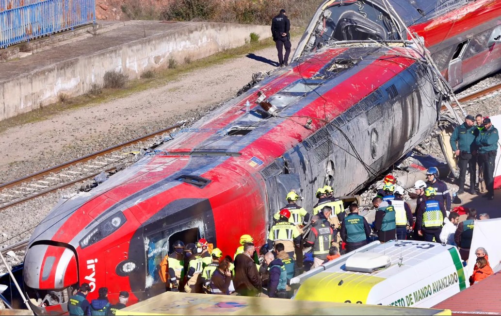 INVESTIGACIÓN CONTINÚA TRAS ACCIDENTE FERROVIARIO EN ESPAÑA
