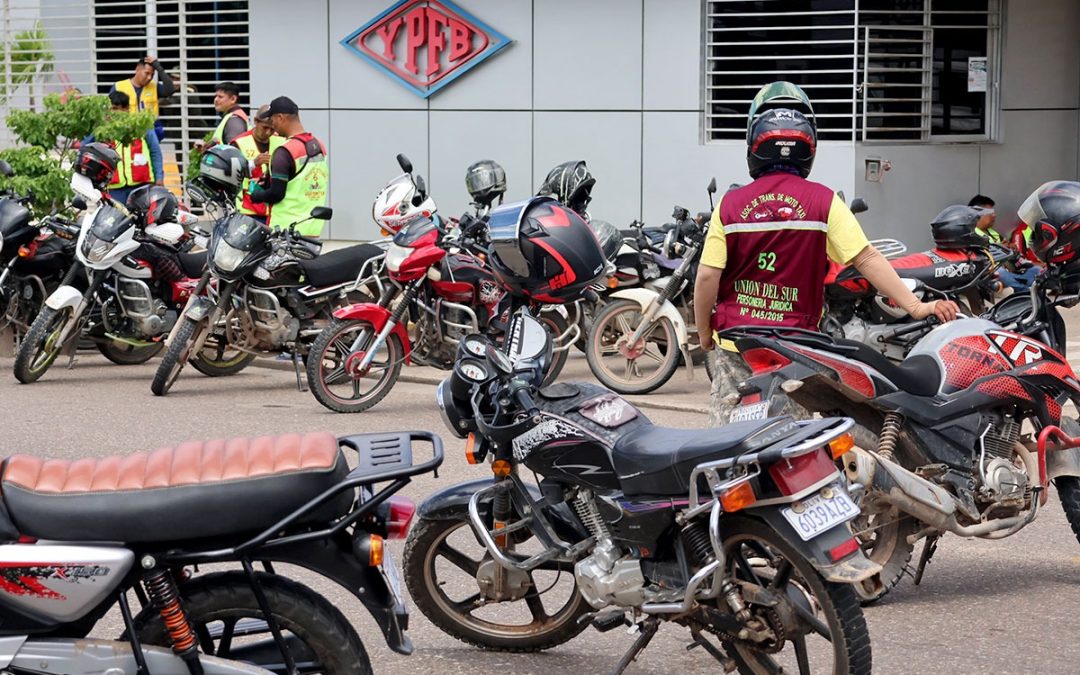 A NOVENTA DÍAS DE GOBIERNO, LA GASOLINA SE CONVIERTE EN EL TALÓN DE AQUILES DE PAZ