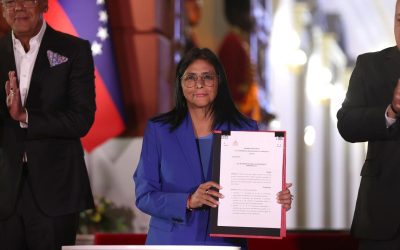 DELCY RODRÍGUEZ FIRMA AMNISTÍA QUE BENEFICIA A PRESOS POLÍTICOS