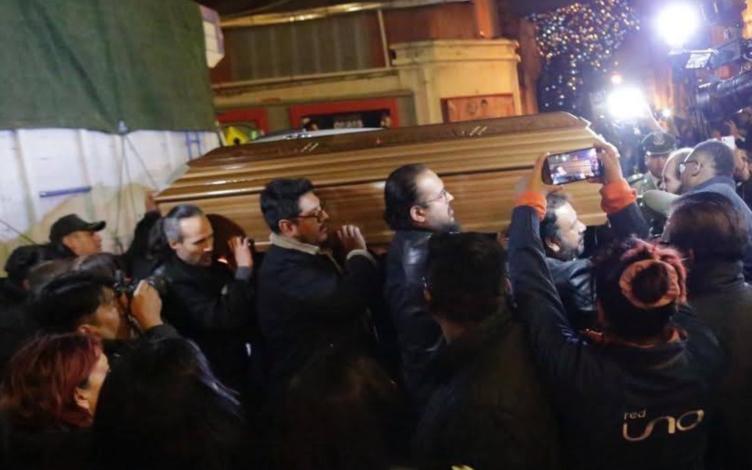 TRASLADO DE DAVID SANTALLA A LA PAZ ACTIVA HONRAS FÚNEBRES EN EL TEATRO MUNICIPAL