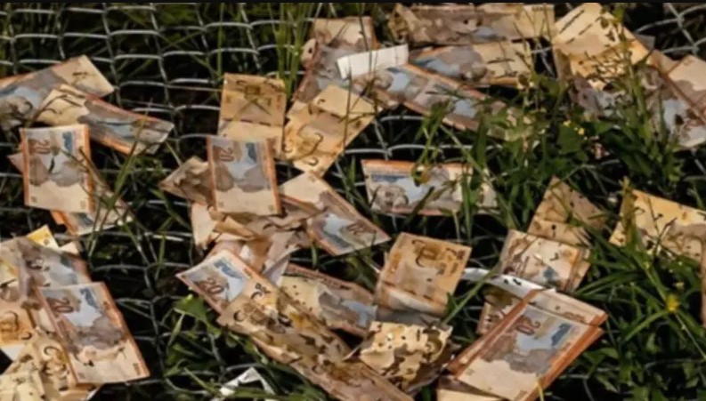 POLICÍA RECUPERA BILLETES DEL AVIÓN SINIESTRADO Y CONFIRMA DEVOLUCIONES VOLUNTARIAS