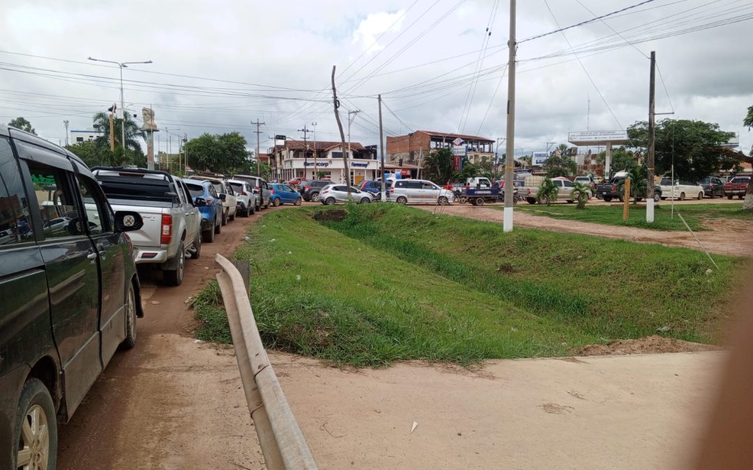 CRISIS DE GASOLINA PARALIZA TRINIDAD Y DESBORDA SURTIDORES