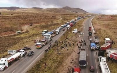 BLOQUEO DE CHOFERES PARALIZA LA VÍA LA PAZ–ORURO POR FALTA DE DIÉSEL