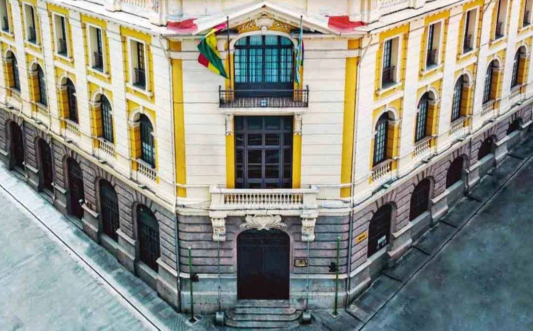 FALTA DE DÓLARES OBLIGA A CANCILLERÍA A PAGAR SUELDOS EN BOLIVIANOS DESDE MARZO