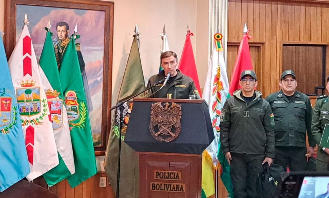 POLICÍA AMENAZA CON USAR AL FUERZA CONTRA MARCHA QUE LLEGA A LA PAZ