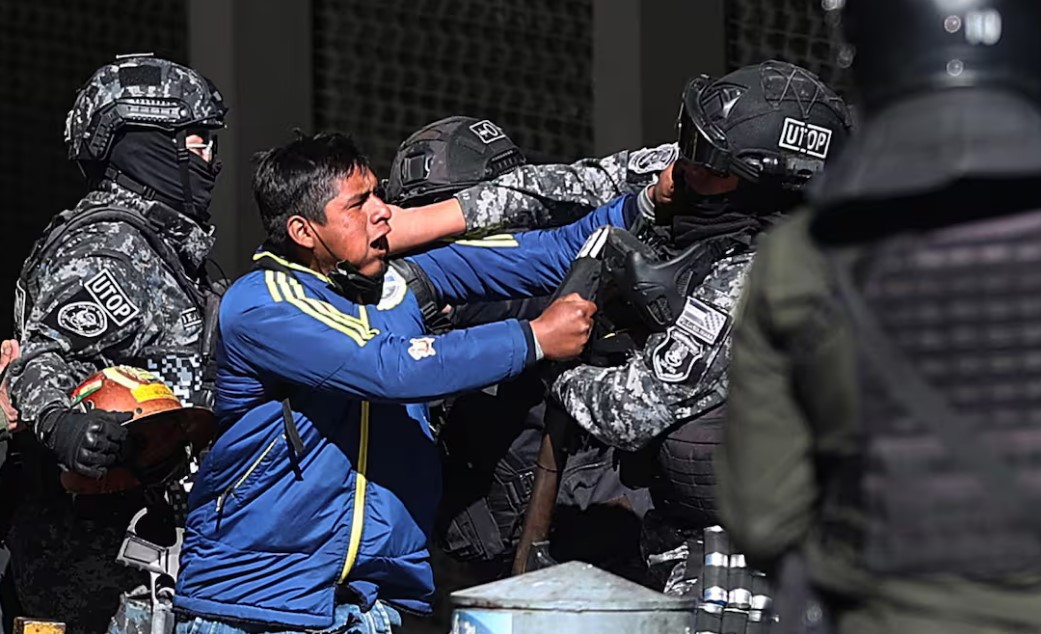 GOBIERNO ENCIERRA A 95 PERSONAS TRAS JORNADA DE PROTESTAS