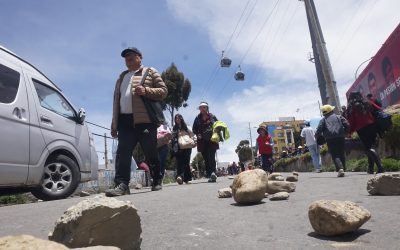 EL PAÍS QUEDA PARALIZADO POR BLOQUEOS Y SE MULTIPLICAN LOS PEDIDOS DE RENUNCIA PRESIDENCIAL