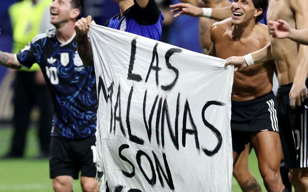 LA BANDERA DE MALVINAS QUE TERMINÓ EN MANOS DE LA SELECCIÓN