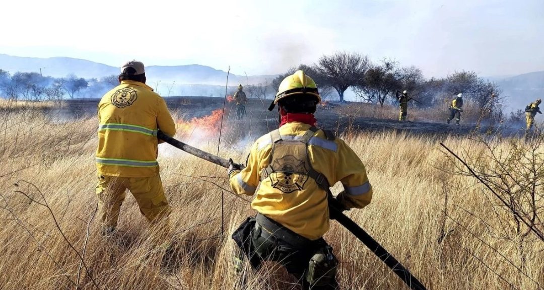 INCENDIOS SIGUEN ACTIVOS EN TARIJA PESE AL REPORTE OFICIAL DE CONTROL Y OBLIGAN A REDOBLAR LOS OPERATIVOS