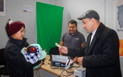 BATALLANOS ENTREGA LA PRIMERA CÉDULA DE LA NUEVA OFICINA DEL SEGIP
