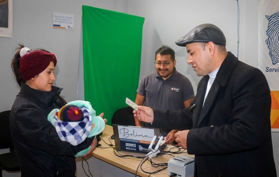 BATALLANOS ENTREGA LA PRIMERA CÉDULA DE LA NUEVA OFICINA DEL SEGIP
