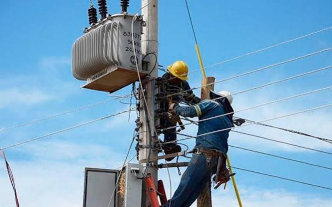 GOBIERNO ATA LA LUZ AL DÓLAR Y ABRE ALZA